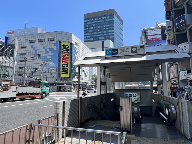 大江戸線の上野御徒町駅と共用の銀座線上野広小路駅A3出入口。背後は松坂屋上野店。
