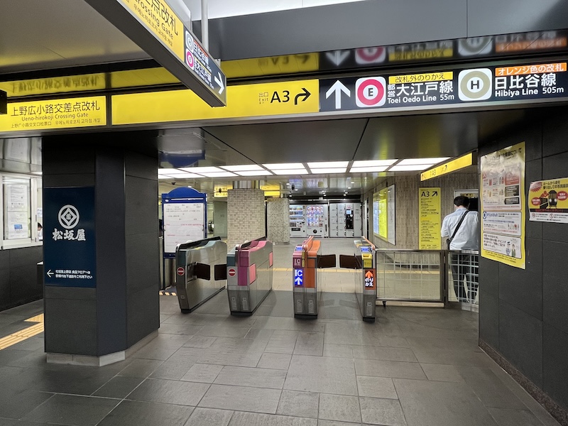 浅草方面行きホームに面した上野広小路交差点改札。改札を出た正面にコインロッカーが見える。