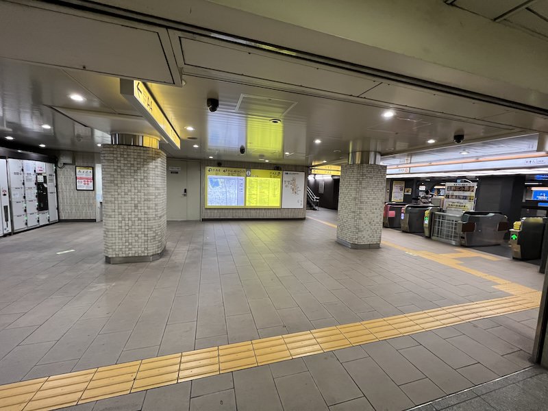 コインロッカーと上野広小路交差点改札