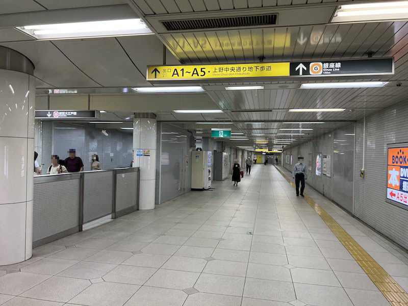 改札を出て左側の通路を進む