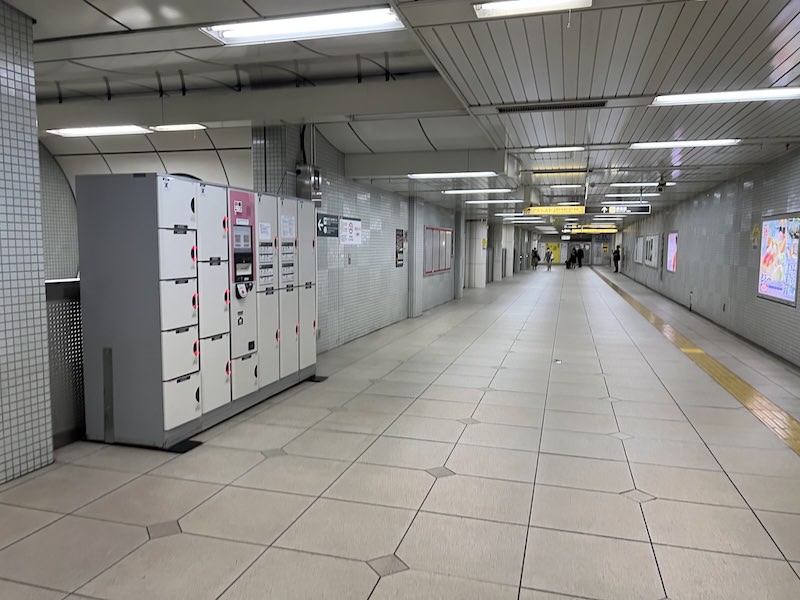 通路の左側にコインロッカーが設置されている