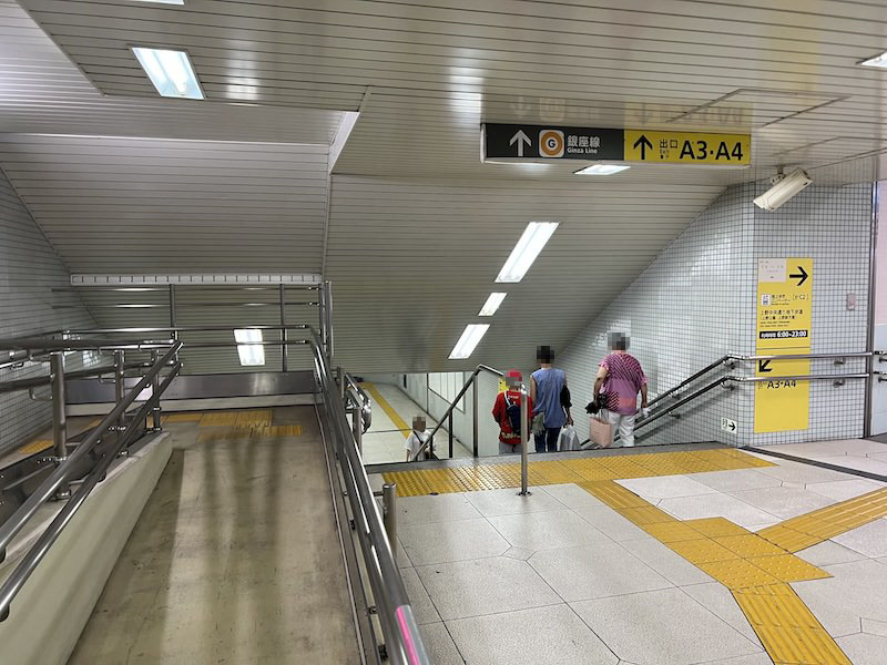 階段・スロープを降りたところにある階段を降りる