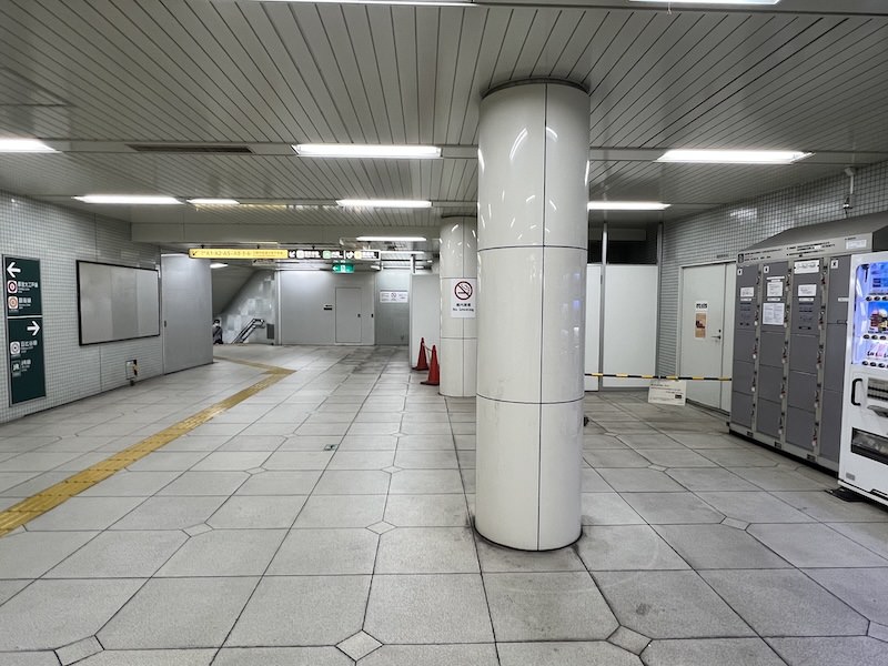 コインロッカー側からA5出入口方向を見る