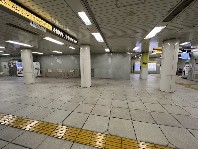 コインロッカーのある場所からさらに進むと大江戸線のしのばずの池方面改札がある