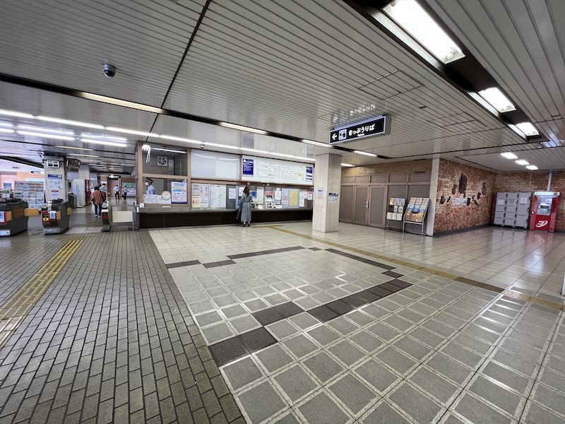 改札を出て左側にあるコインロッカー