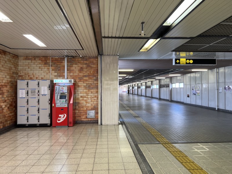 1・2号出入口への通路横にあるコインロッカー