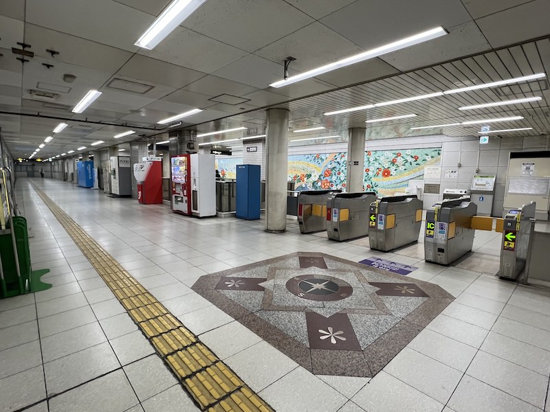 改札を出て右側の通路を進む