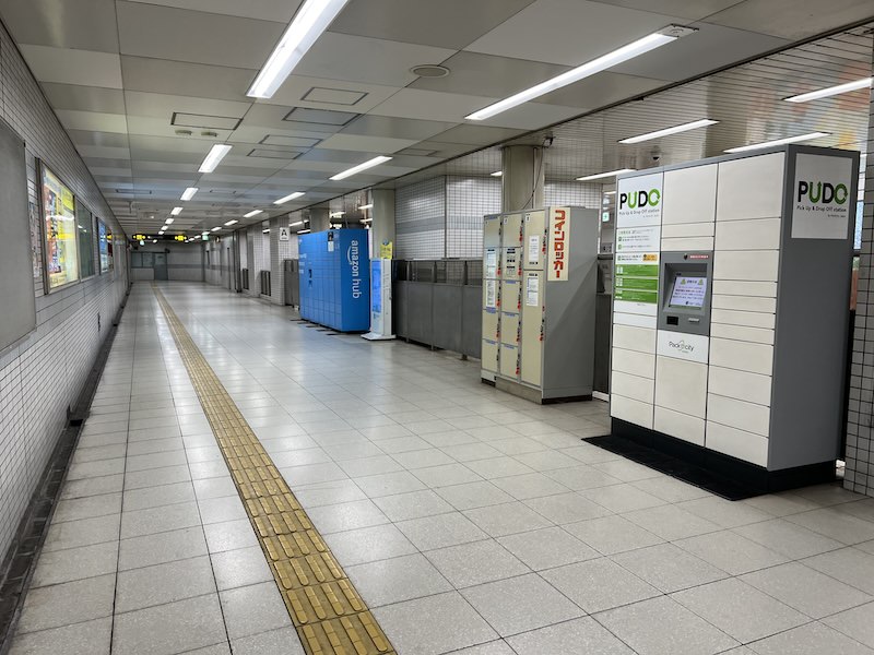 通路内にあるコインロッカーが設置されている