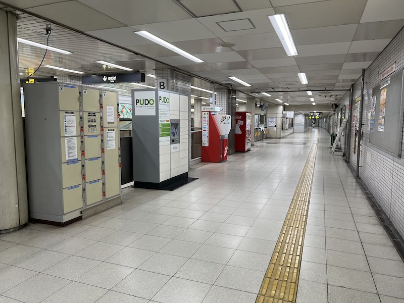 コインロッカー側から改札方向を見る