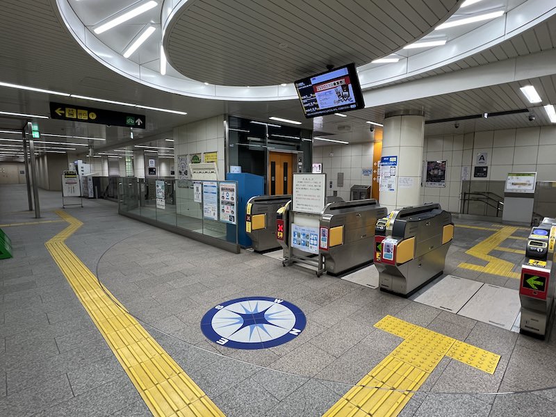 改札を出て右側の通路を進む