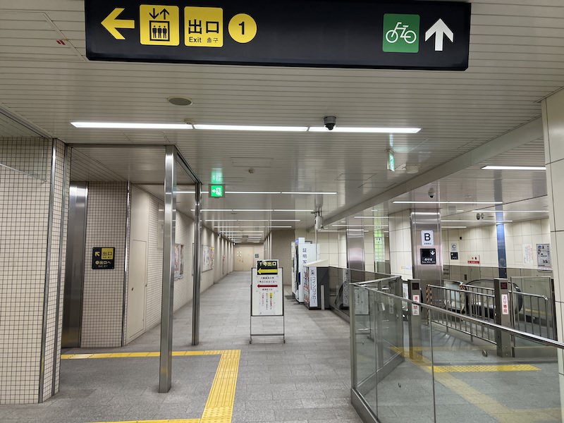 1号出入口のさらに奥、自転車駐輪場への通路を進む。