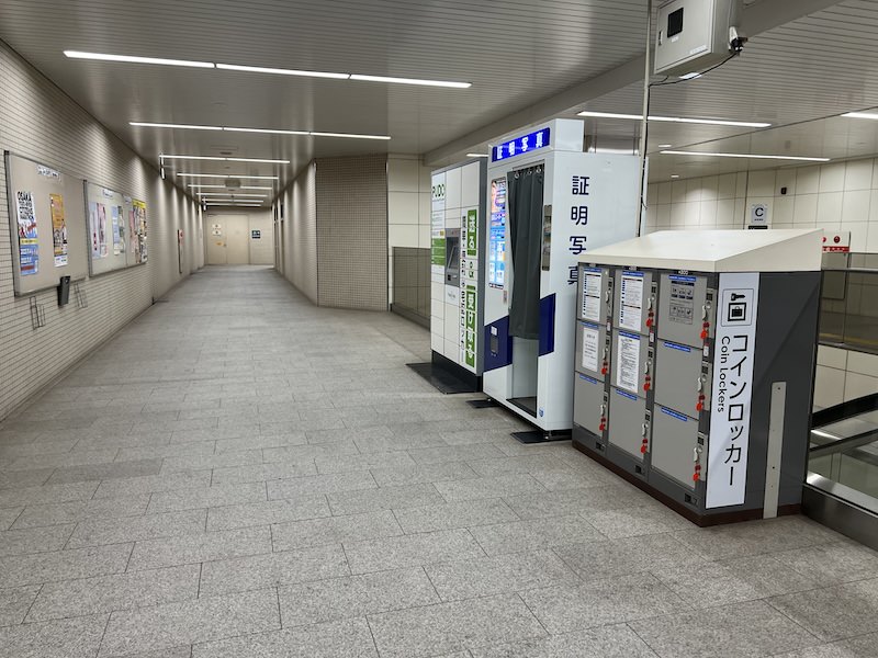 通路の右側にコインロッカーが設置されている