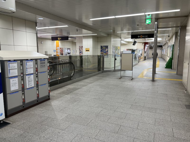 コインロッカー側から改札を見る