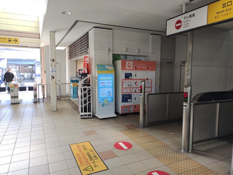 南口改札から入って左側のエスカレーターのそばにコインロッカーがあります。