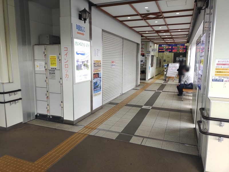 改札を出て直進していき、角を右に曲がったところにコインロッカーがあります。