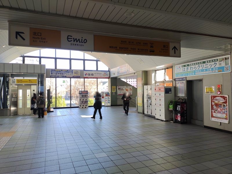 改札を出て左前方にある東口へ降りる階段付近にコインロッカーがあります。