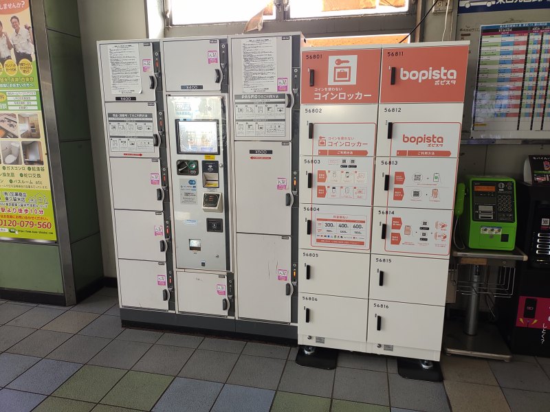 東久留米駅のコインロッカー(左：現金・交通系ICカード用／右：キャッシュレス決済専用)