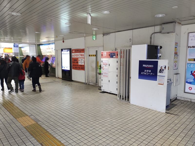 改札を出て左側にある切符売り場の少し先にコインロッカーがあります。