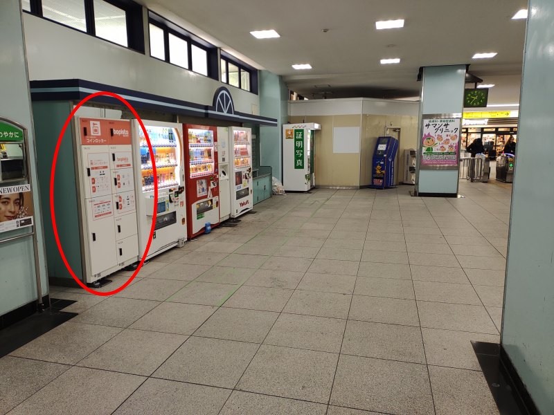 改札を入って右前方にコインロッカーがあります。
