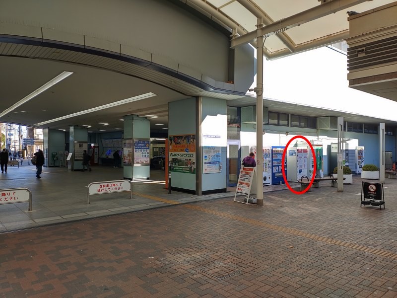 南口(改札を出て左側)から駅舎を出ると、左側の自販機コーナーにもコインロッカーがあります。