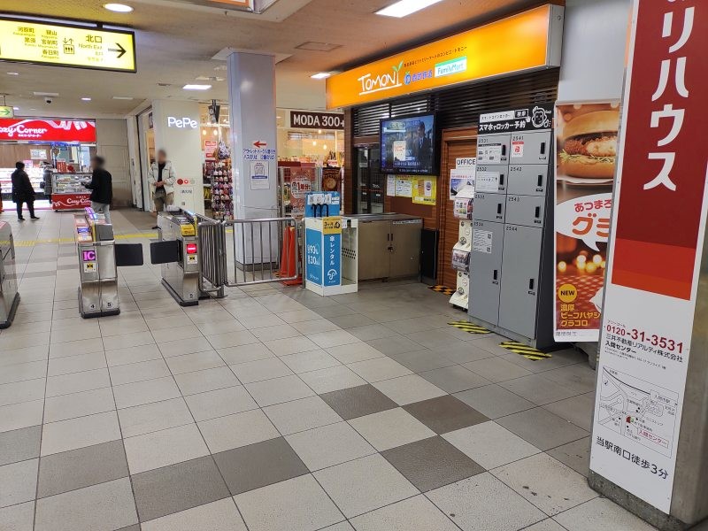 改札を入ってすぐ左側にコインロッカーがあります。