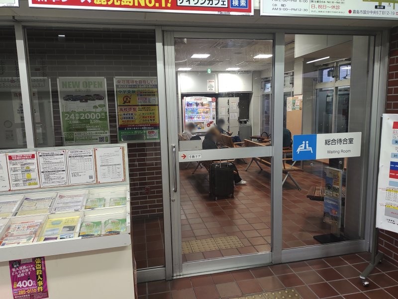 改札を出て右側の待合室内にコインロッカーがあります。