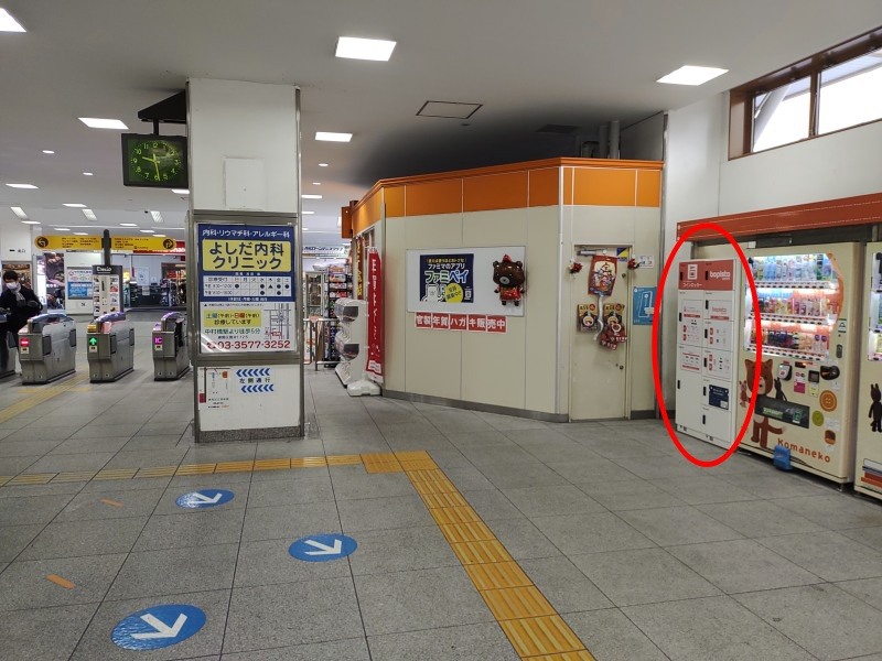 改札を入って左側の自販機コーナーにコインロッカーがあります。