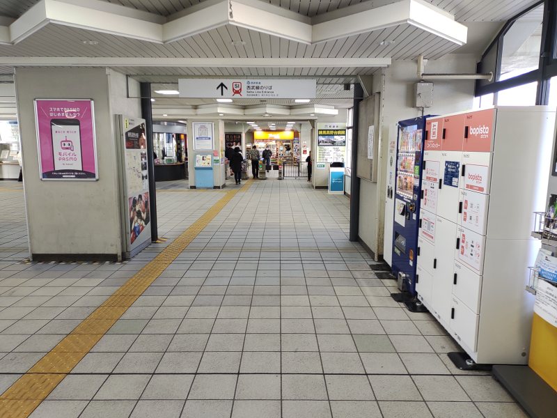 改札を出て直進していくと、通路左側にコインロッカーがあります。