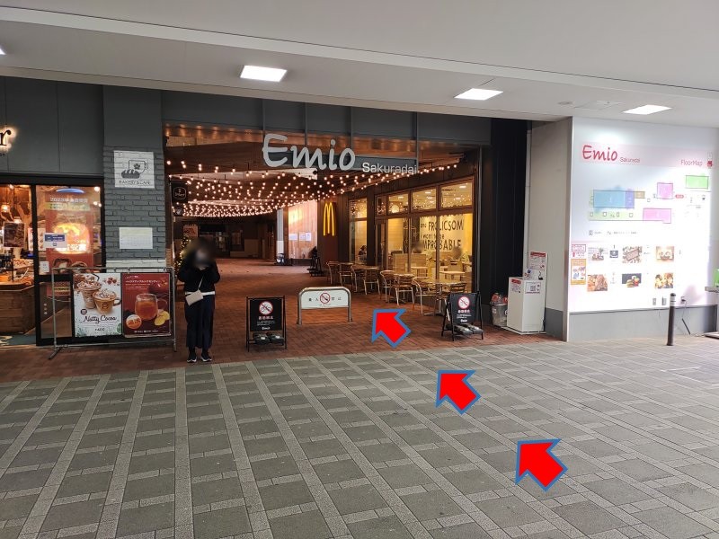改札を出て正面の商業施設(Emio桜台)の通路を直進します。