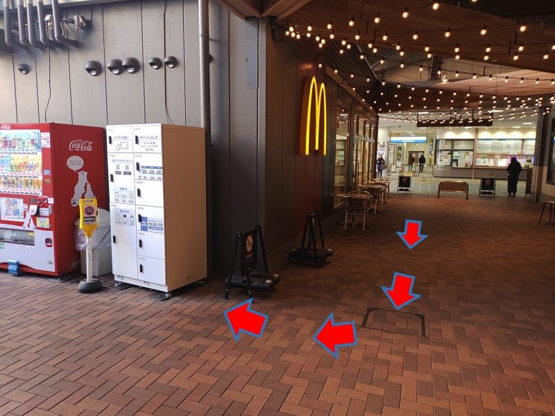 マクドナルドの角を右に曲がったところにコインロッカーがあります。
