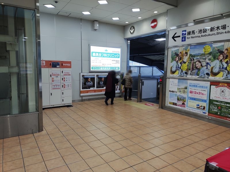 3，4番線ホームに続くエレベーターとエスカレーターの間にコインロッカーがあります。