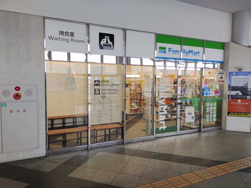 改札を出て左側のコンビニ内に待合スペースがあり、コインロッカーも設置されています。