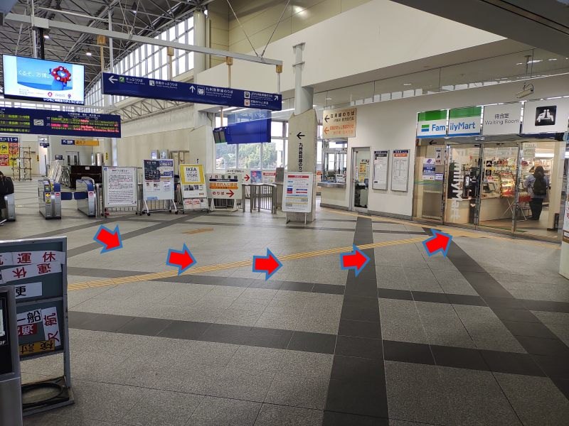 コンビニの入口は２か所あり、改札に近い方からも入れます。