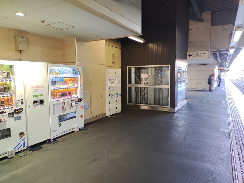 2番線ホーム(所沢・飯能方面)のエレベーターの近くにコインロッカーがあります。