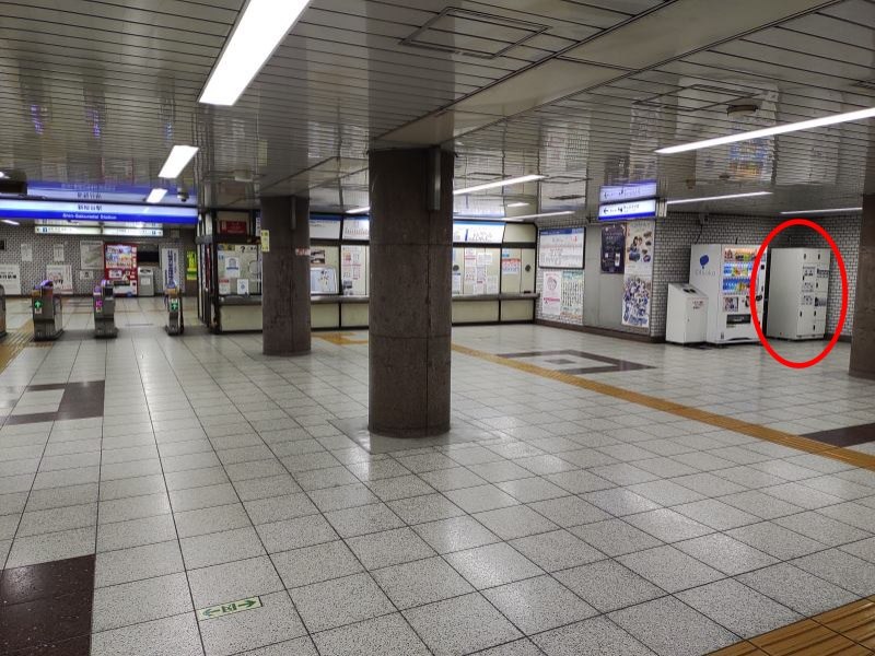 改札を出て左側の1番出口付近にコインロッカーがあります。