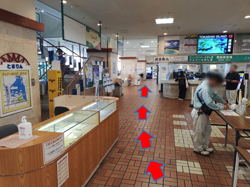 自動ドア手前で右を向いたら、今度は乗船券売場の脇の通路を進んでいきます。