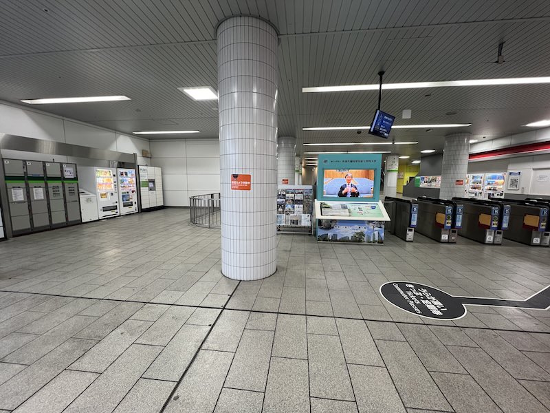 改札を出てすぐ右側にあるコインロッカー