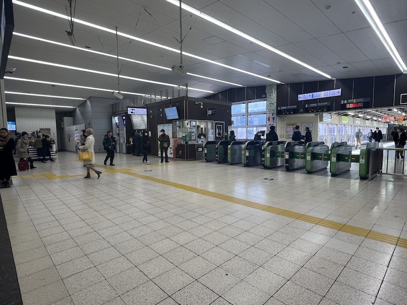 JR鶴見駅の東改札口。改札を出てすぐ右にコインロッカーが見える。
