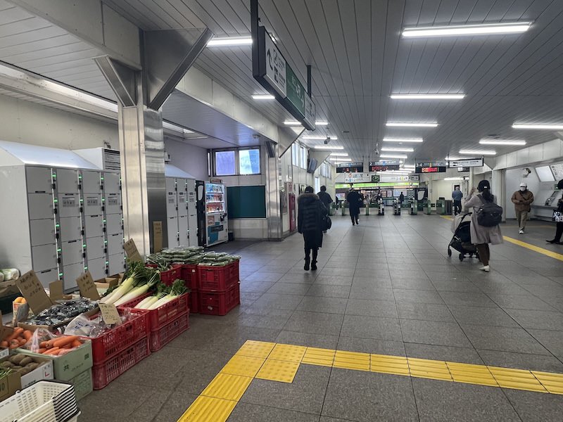 西口改札前にあるコインロッカー