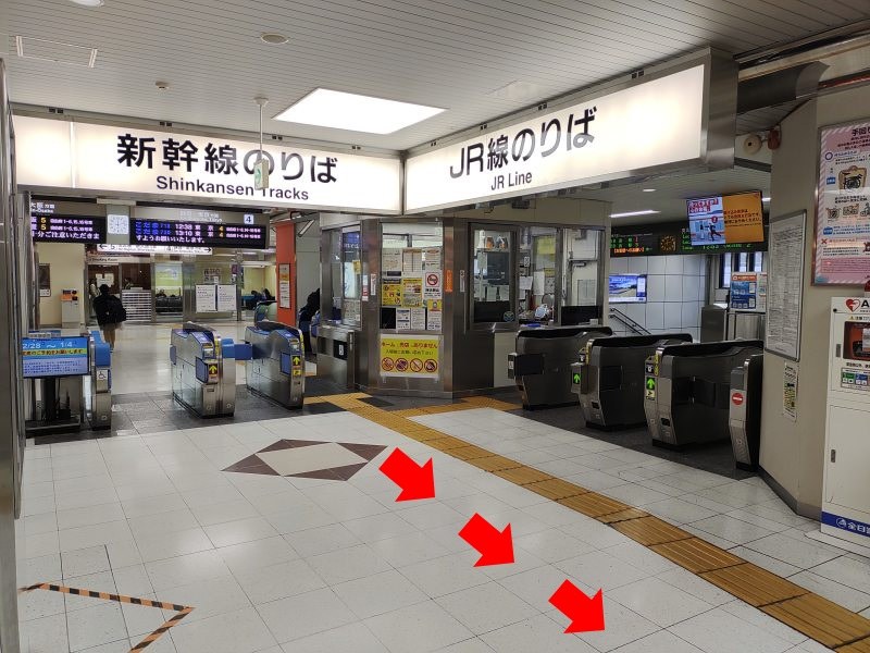 新幹線改札口を出て直進します。東海道本線の場合は南口側の改札から出て左へ進みます。