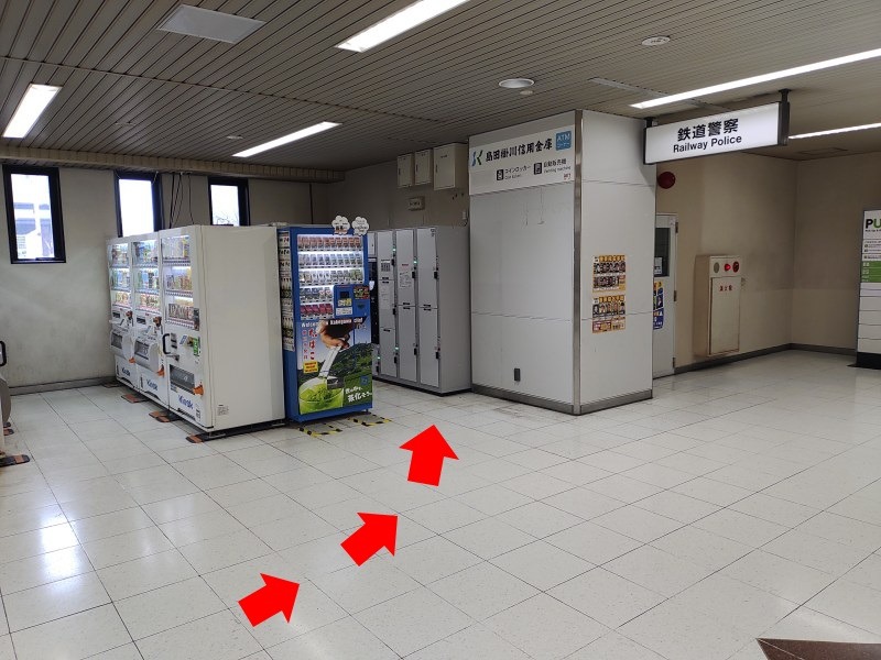 通路左奥の自販機コーナー近くにコインロッカーがあります。