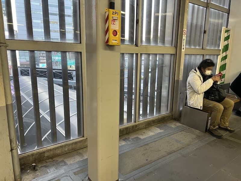 以前コインロッカーが設置されていた2番ホーム先頭車両付近