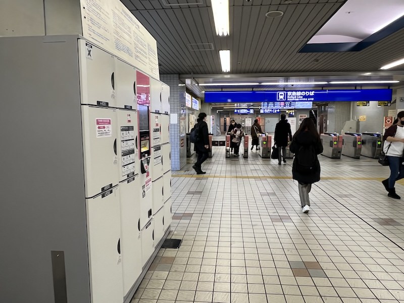 コインロッカー側から改札を見る