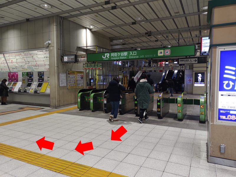 改札を出て右へ進みます。