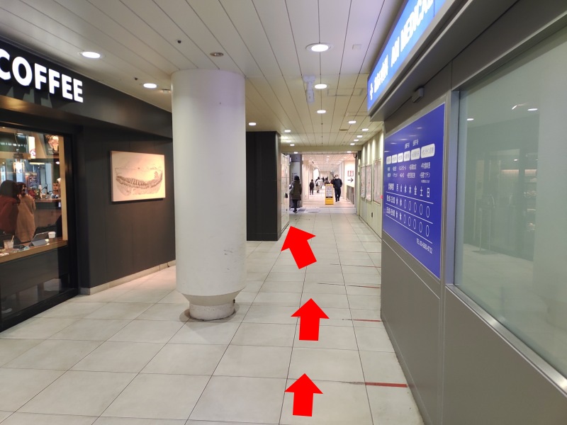 しばらく直進していくと左側にコインロッカーがあります。