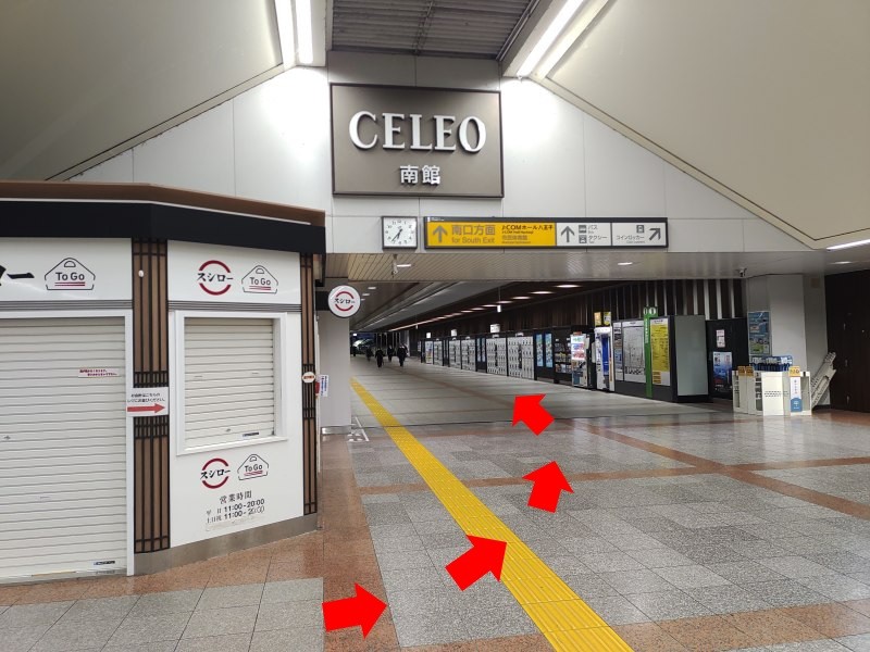 改札を出て左の南口方面通路を進んでいくと、通路右側にコインロッカーがあります。