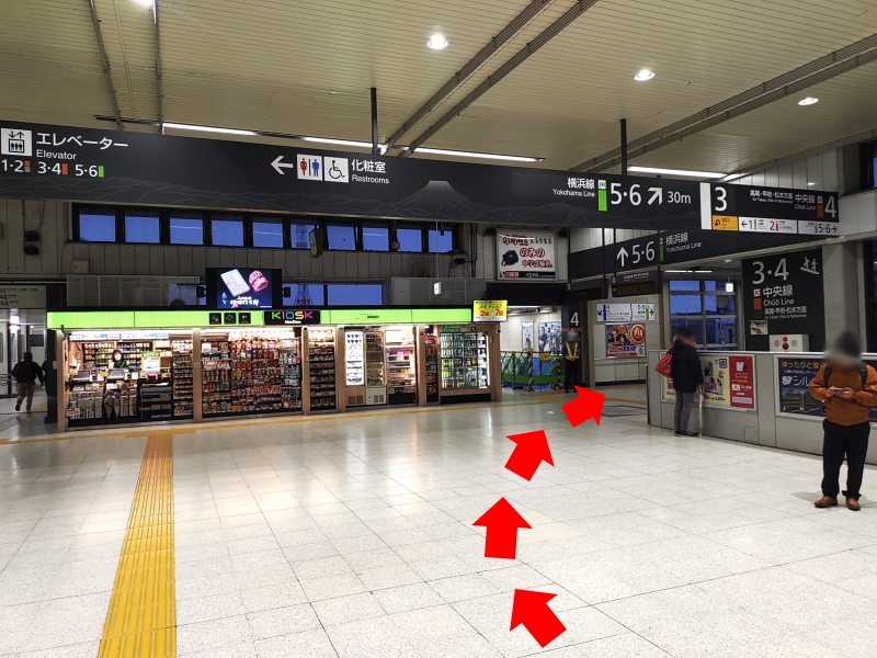 改札を入って5・6番線方面(右前方)へ向かいます。
