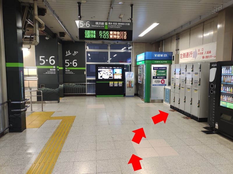 5・6番線ホームへ降りる階段の向かい側にコインロッカーがあります。