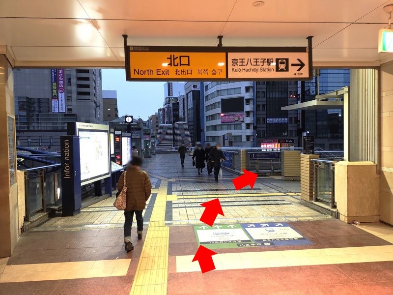 改札を出て右にしばらく進んで北口に出たら、右前方に階段があります。
