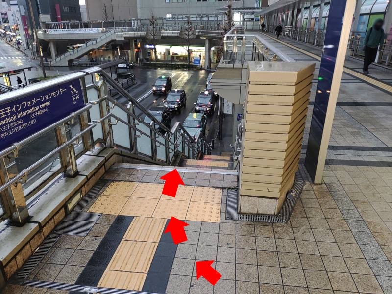 北口の階段を降ります。